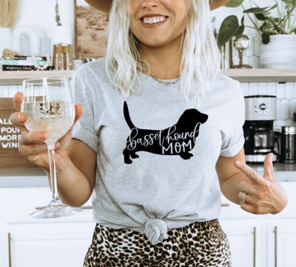 Basset Hound Mom T-shirt | Graphic T-shirt