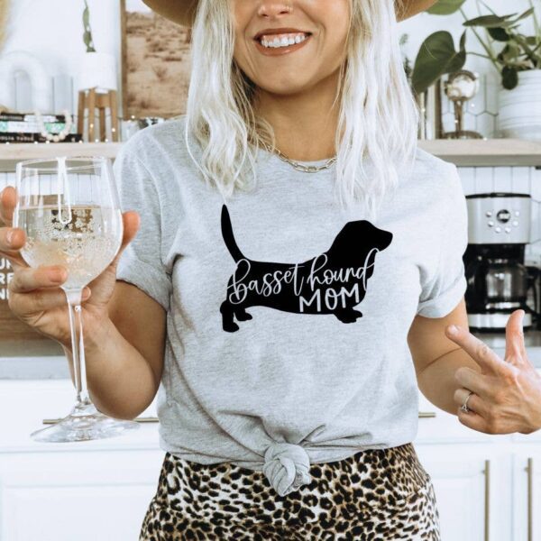 Basset Hound Mom T-shirt | Graphic T-shirt