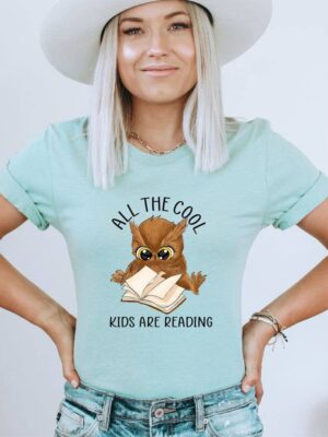 All The Cool Kids Are Reading  T-shirt | Graphic Tee
